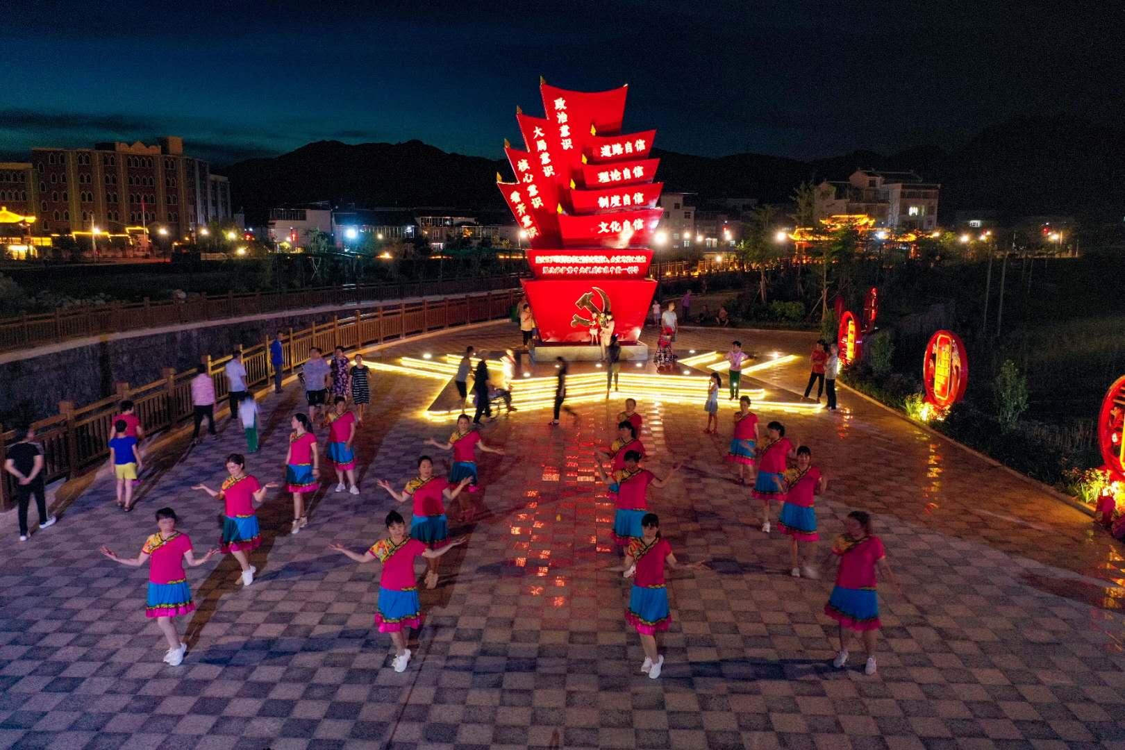 村民在跳广场舞.jpg