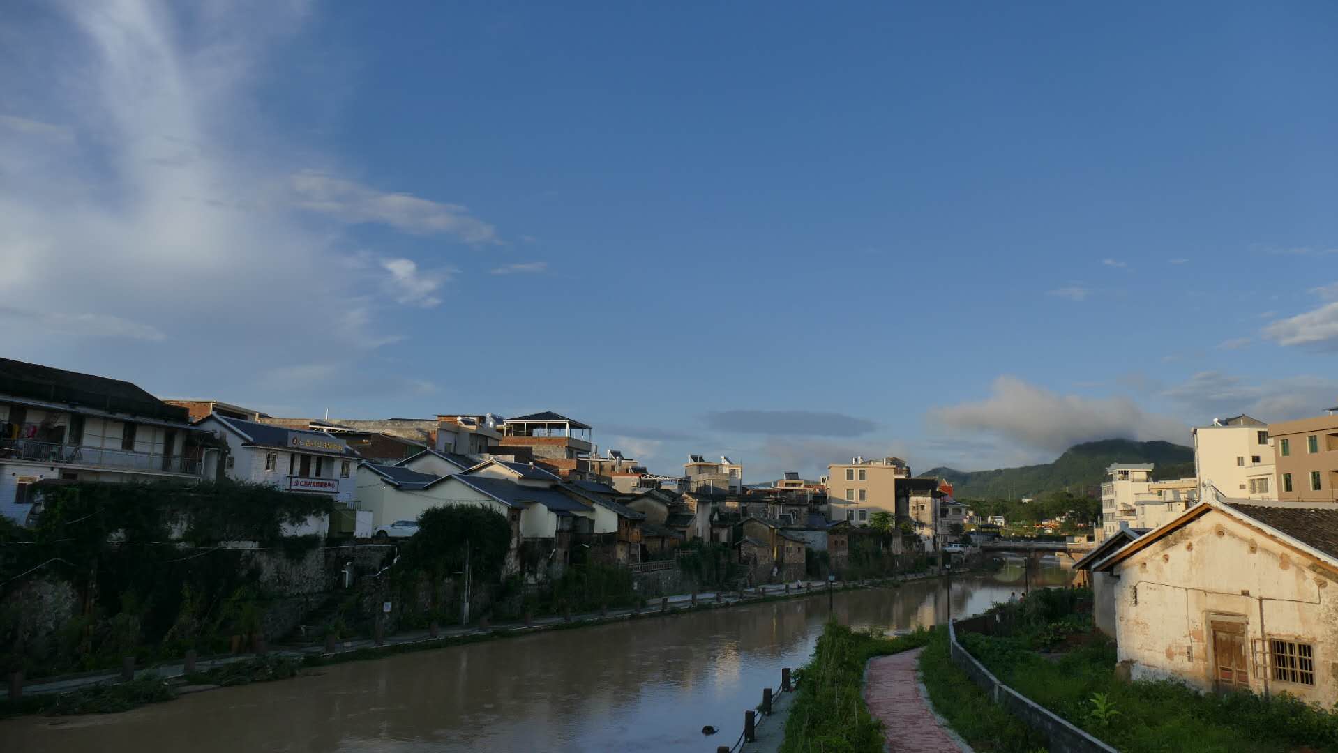 仁居河岸的老城区.jpg