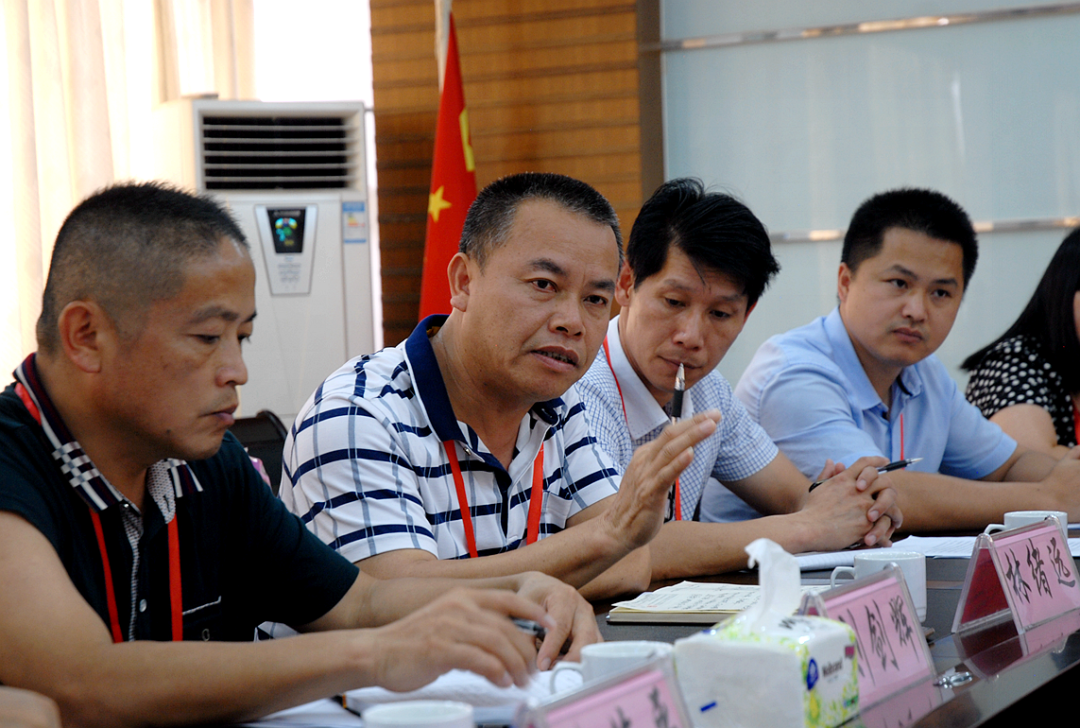 2017年6月28日，林绪远（左二）参加市人大调研活动时发言（平远县地方志办提供）.png