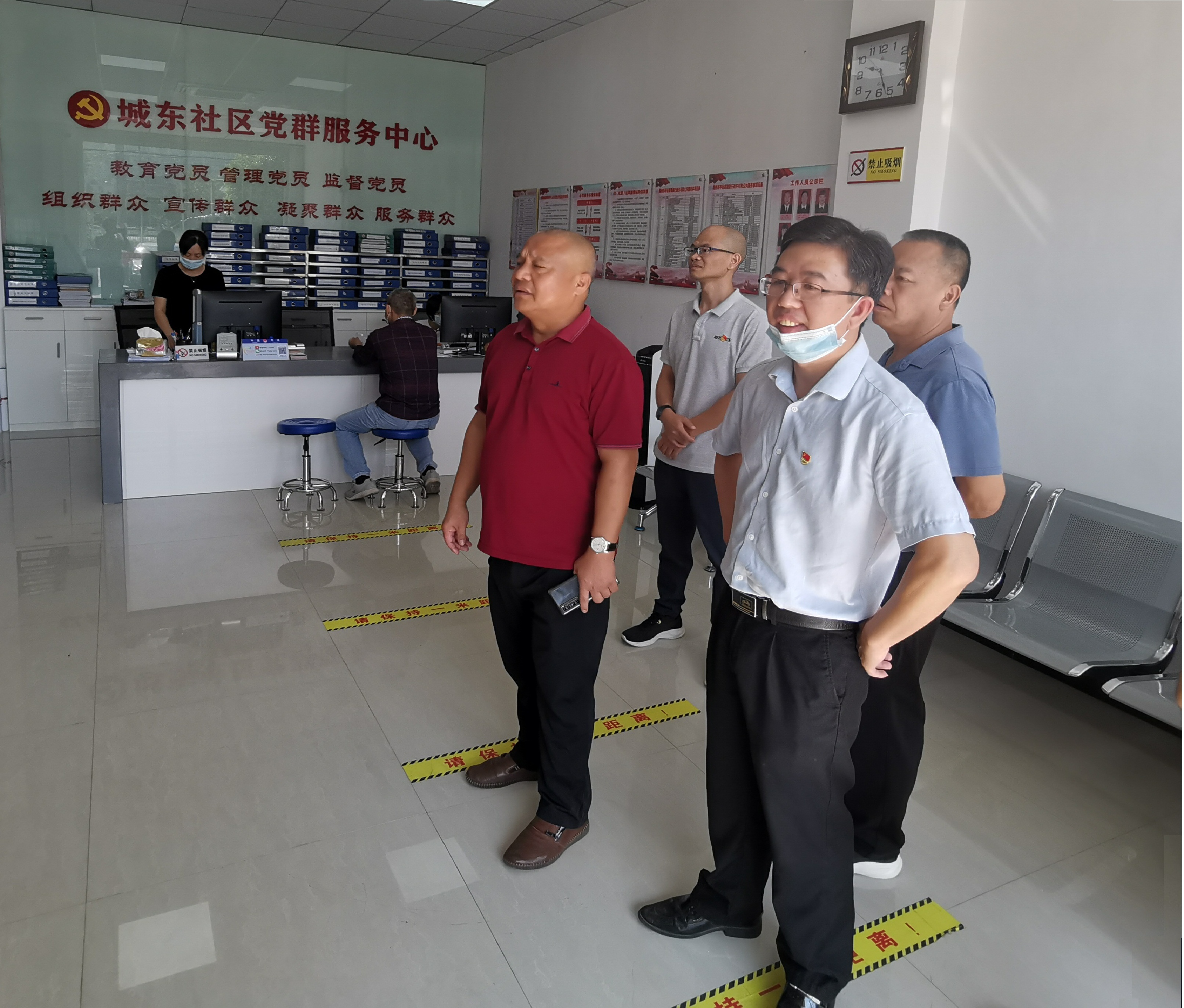 县地方志办支部党员在城东社区居委会办公室开展党建指导、政策宣传等活动 （吴嘉业摄于2022年）.jpg