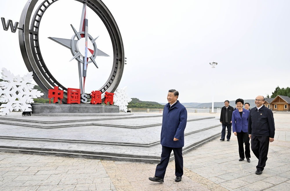 9月6日至8日，中共中央总书记、国家主席、中央军委主席习近平在黑龙江考察。这是6日下午，习近平在大兴安岭地区漠河市北极村考察。新华社记者 殷博古 摄.jpg