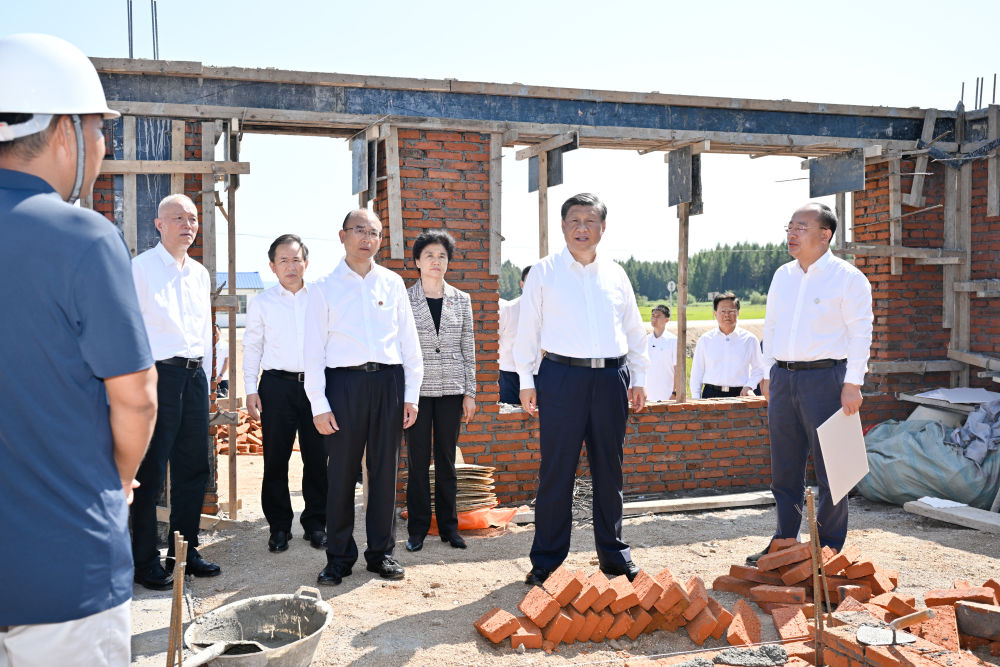 9月6日至8日，中共中央总书记、国家主席、中央军委主席习近平在黑龙江考察。这是7日上午，习近平在遭受洪涝灾害的哈尔滨尚志市老街基乡龙王庙村，察看水毁房屋重建情况。新华社记者 殷博古 摄.jpg
