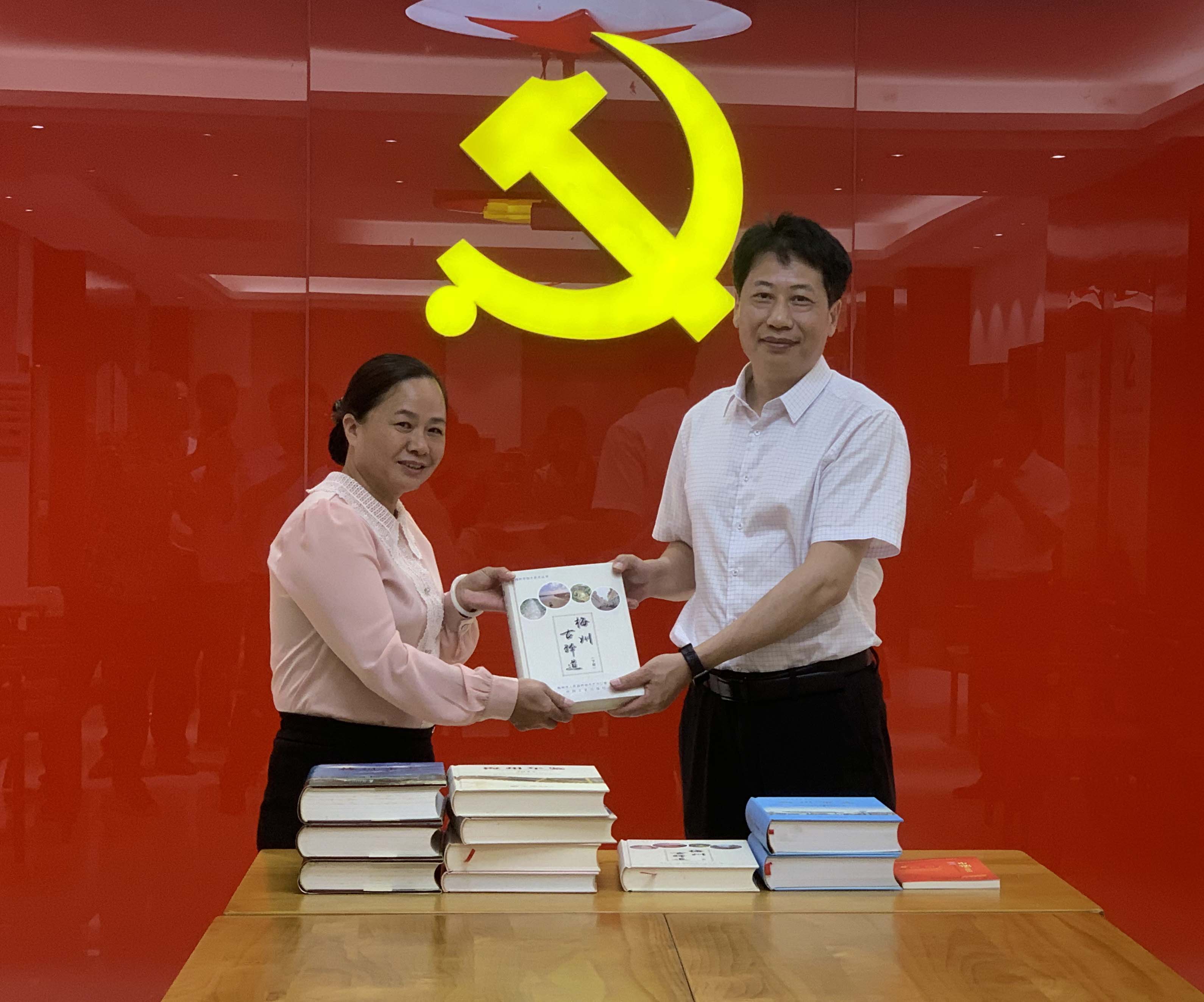 11月2日，梅州市地方志办主任李思平（右）向大柘镇黄沙村赠书（姚映连 摄）.jpg