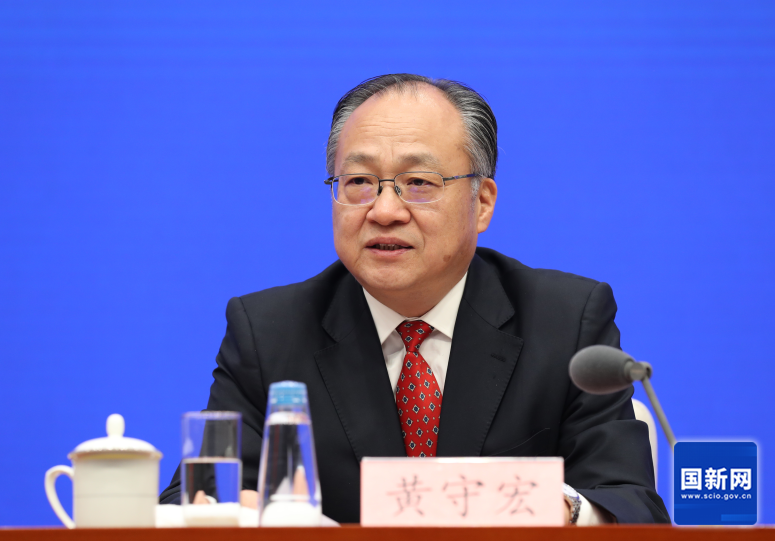 图为《政府工作报告》起草组负责人、国务院研究室主任黄守宏。（徐想 摄）.png