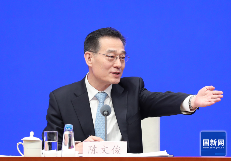 图为国务院新闻办新闻局局长、新闻发言人陈文俊邀请记者提问。（栾海军 摄）.png