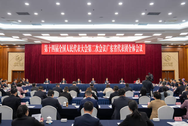 3月5日下午，十四届全国人大二次会议广东省代表团举行全体会议，审议政府工作报告。图片来源：南方+客户端.jpg