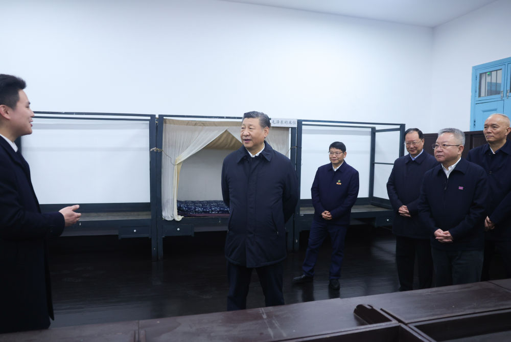 3月18日至21日，中共中央总书记、国家主席、中央军委主席习近平在湖南考察。这是18日下午，习近平在湖南第一师范学院（城南书院校区）考察。新华社记者 鞠鹏 摄.jpg
