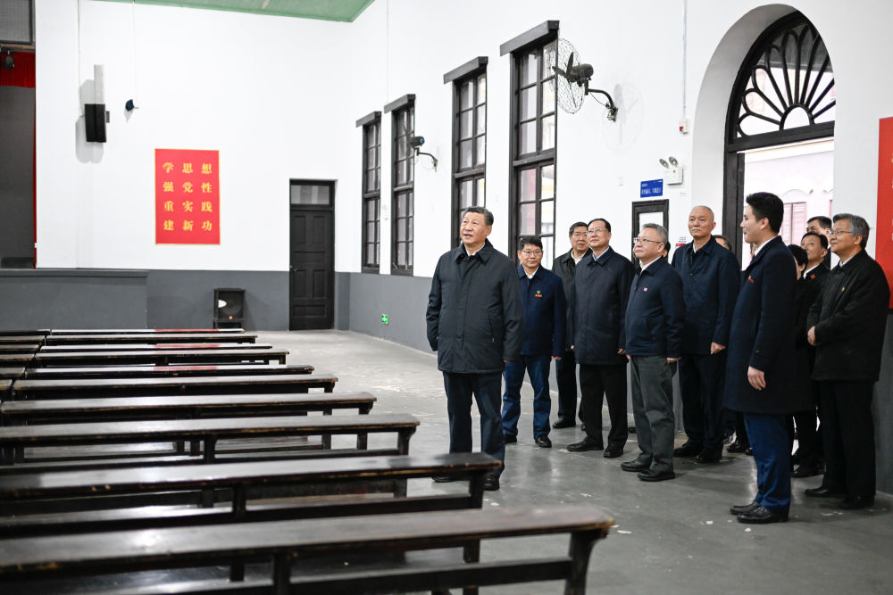 3月18日至21日，中共中央总书记、国家主席、中央军委主席习近平在湖南考察。这是18日下午，习近平在湖南第一师范学院（城南书院校区）考察。新华社记者 谢环驰 摄2.jpg