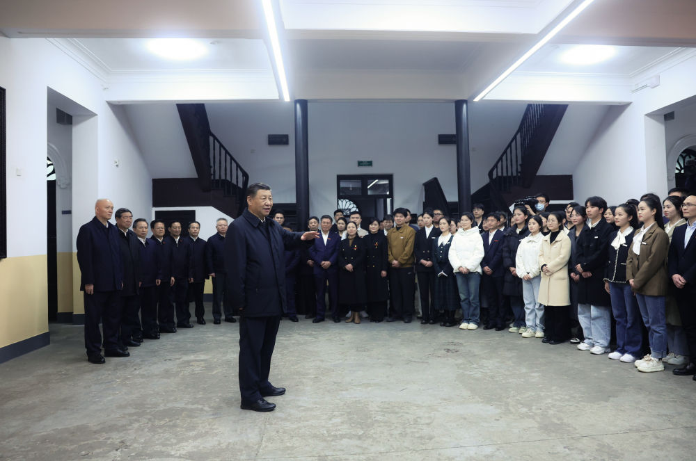 3月18日至21日，中共中央总书记、国家主席、中央军委主席习近平在湖南考察。这是18日下午，习近平在湖南第一师范学院（城南书院校区）考察时，同师生代表亲切交流。新华社记者 鞠鹏 摄.jpg