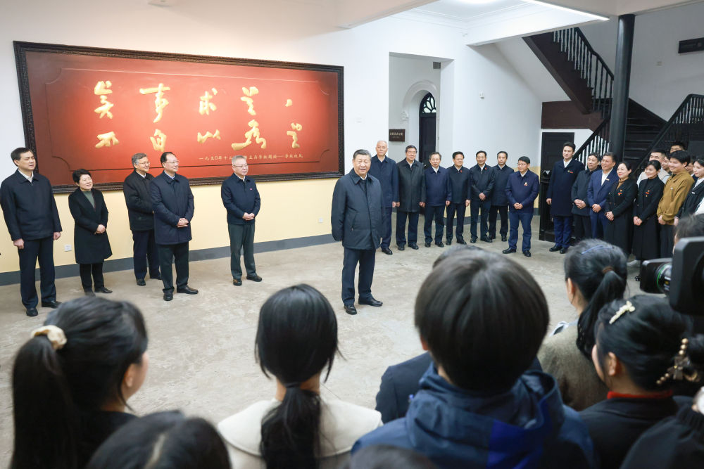 3月18日至21日，中共中央总书记、国家主席、中央军委主席习近平在湖南考察。这是18日下午，习近平在湖南第一师范学院（城南书院校区）考察时，同师生代表亲切交流。新华社记者 王晔 摄.jpg