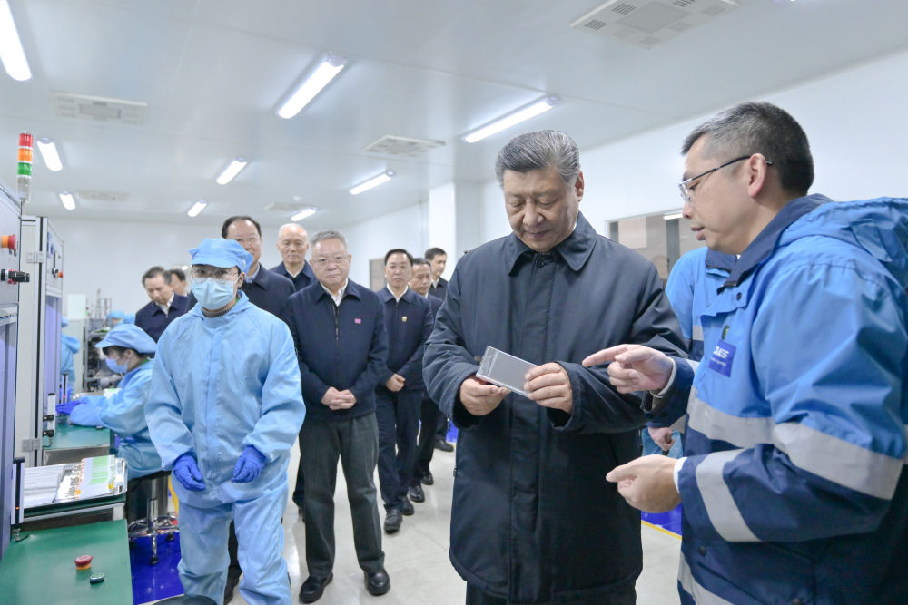 3月18日至21日，中共中央总书记、国家主席、中央军委主席习近平在湖南考察。这是18日下午，习近平在中德合资企业巴斯夫杉杉电池材料有限公司考察。新华社记者 谢环驰 摄.jpg