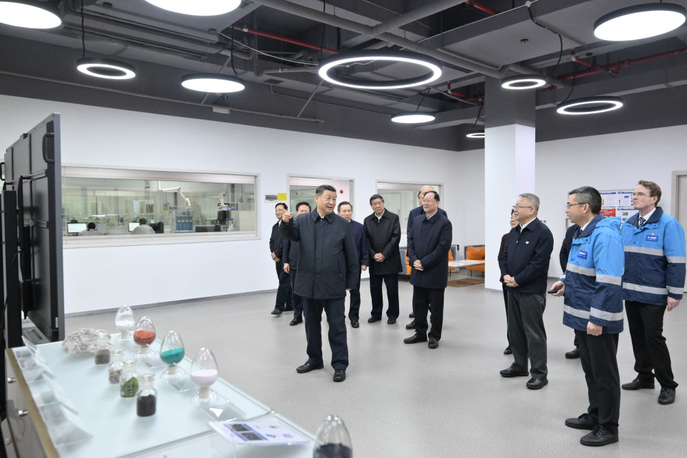 3月18日至21日，中共中央总书记、国家主席、中央军委主席习近平在湖南考察。这是18日下午，习近平在中德合资企业巴斯夫杉杉电池材料有限公司考察。新华社记者 谢环驰 摄2.jpg