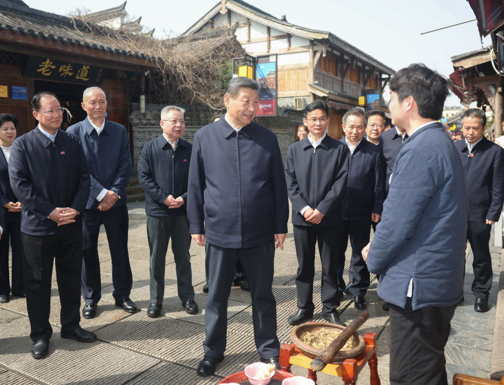 3月18日至21日，中共中央总书记、国家主席、中央军委主席习近平在湖南考察。这是19日上午，习近平在常德河街考察。新华社记者 鞠鹏 摄.jpg