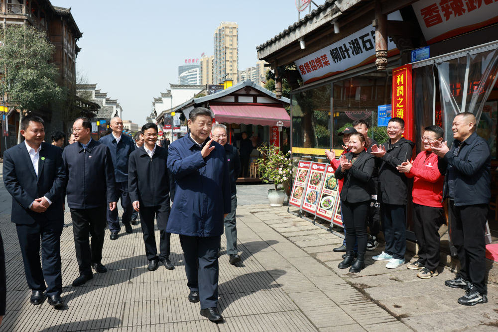 3月18日至21日，中共中央总书记、国家主席、中央军委主席习近平在湖南考察。这是19日上午，习近平在常德河街考察时，同店主和游客亲切交流。新华社记者 王晔 摄.jpg