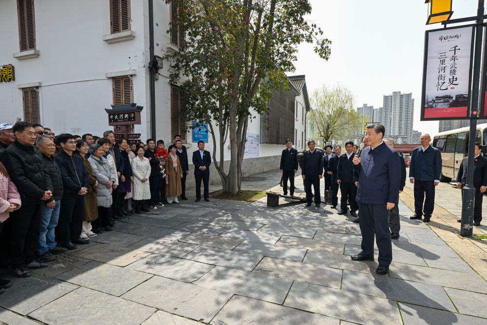 3月18日至21日，中共中央总书记、国家主席、中央军委主席习近平在湖南考察。这是19日上午，习近平在常德河街考察时，同店主和游客亲切交流。新华社记者 谢环驰 摄.jpg
