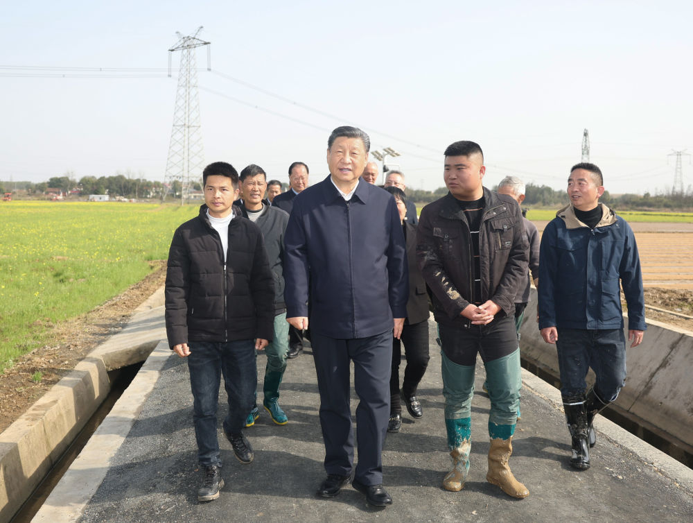 3月18日至21日，中共中央总书记、国家主席、中央军委主席习近平在湖南考察。这是19日下午，习近平在常德市鼎城区谢家铺镇港中坪村，同种粮大户、农技人员、基层干部亲切交流。新华社记者 鞠鹏 摄.jpg