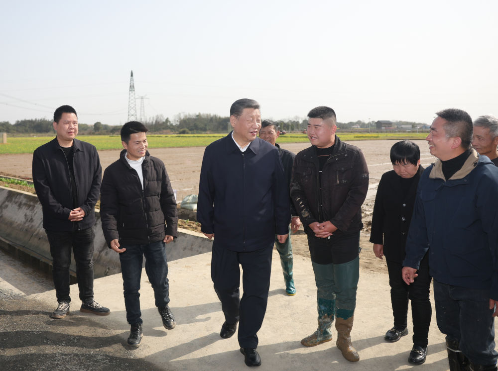 3月18日至21日，中共中央总书记、国家主席、中央军委主席习近平在湖南考察。这是19日下午，习近平在常德市鼎城区谢家铺镇港中坪村，同种粮大户、农技人员、基层干部亲切交流。新华社记者 鞠鹏 摄2.jpg