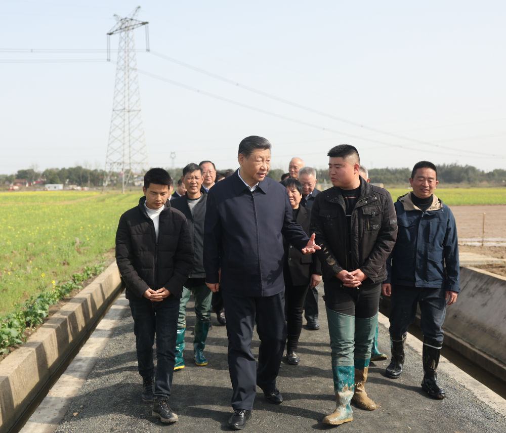 3月18日至21日，中共中央总书记、国家主席、中央军委主席习近平在湖南考察。这是19日下午，习近平在常德市鼎城区谢家铺镇港中坪村，同种粮大户、农技人员、基层干部亲切交流。新华社记者 鞠鹏 摄3.jpg