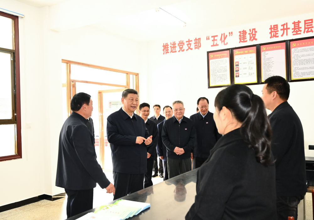 3月18日至21日，中共中央总书记、国家主席、中央军委主席习近平在湖南考察。这是19日下午，习近平在常德市鼎城区谢家铺镇港中坪村党群服务中心了解当地为基层减负、提升基层治理效能等情况。新华社记者 燕雁 摄.jpg