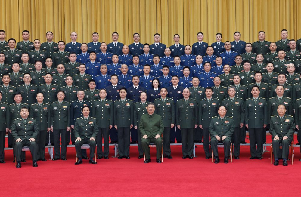 3月18日至21日，中共中央总书记、国家主席、中央军委主席习近平在湖南考察。这是20日上午，习近平在长沙亲切接见驻长沙部队上校以上领导干部，代表党中央和中央军委向驻长沙部队全体官兵致以诚挚问候。新华社记者 李刚 摄.jpg