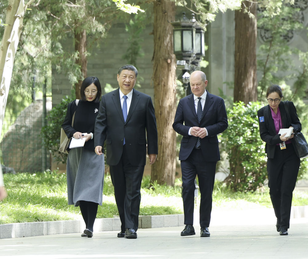 4月16日上午，国家主席习近平在北京钓鱼台国宾馆会见德国总理朔尔茨。这是习近平同朔尔茨一起散步。新华社记者 丁海涛 摄.jpg