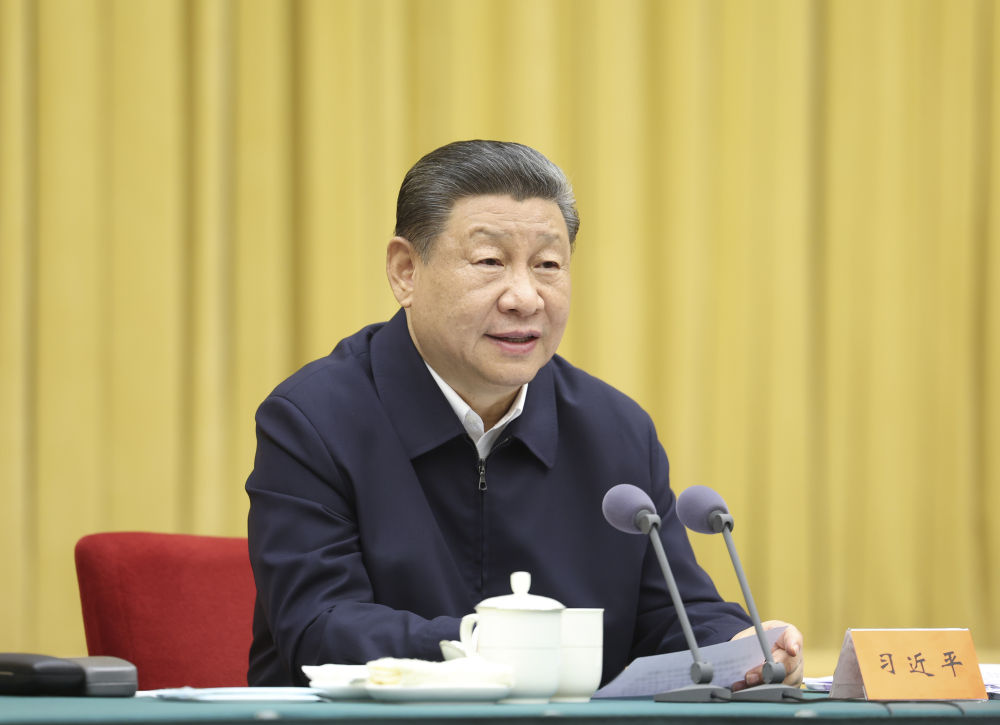 4月23日下午，中共中央总书记、国家主席、中央军委主席习近平在重庆主持召开新时代推动西部大开发座谈会并发表重要讲话。新华社记者 鞠鹏 摄.jpg