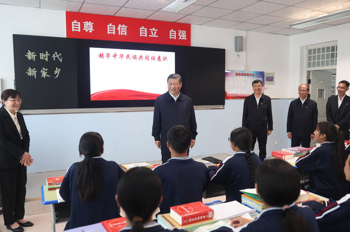 6月18日至19日，中共中央总书记、国家主席、中央军委主席习近平在青海考察。这是18日下午，习近平在果洛西宁民族中学高一（1）班观摩“新时代、新家乡”主题思政课。 新华社记者 鞠鹏 摄.jpg
