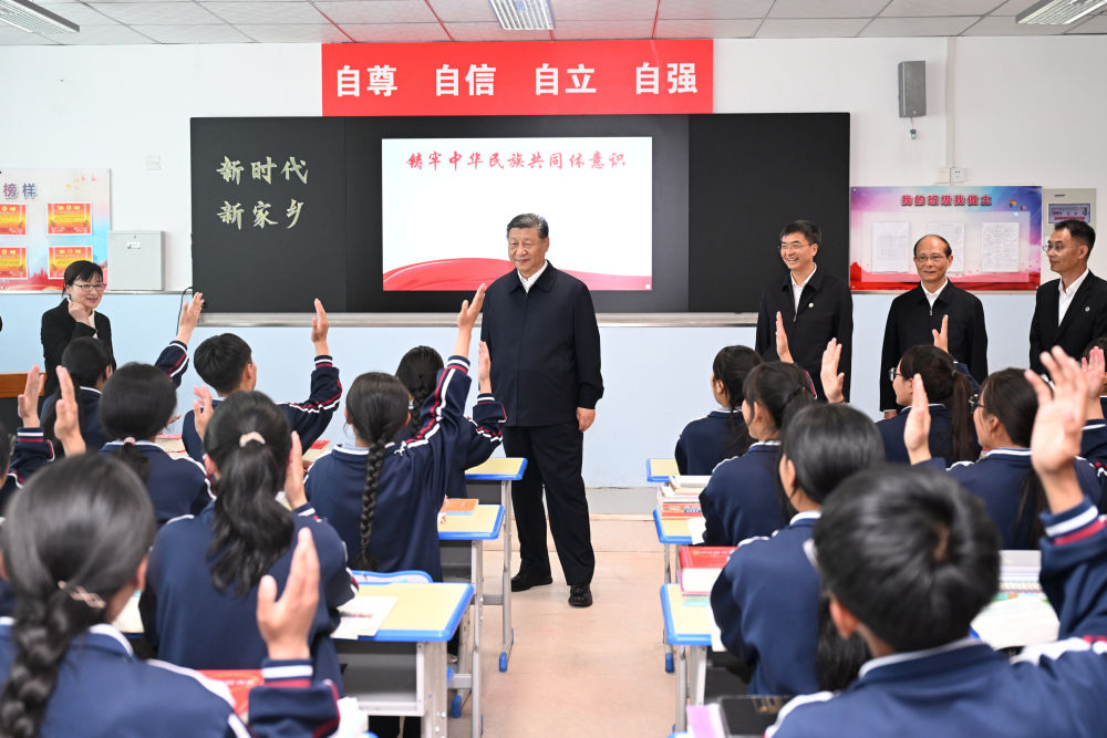 6月18日至19日，中共中央总书记、国家主席、中央军委主席习近平在青海考察。这是18日下午，习近平在果洛西宁民族中学高一（1）班观摩“新时代、新家乡”主题思政课。 新华社记者 谢环驰 摄.jpg