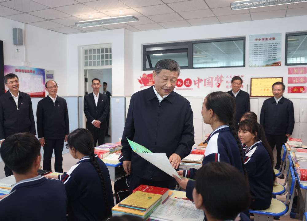 6月18日至19日，中共中央总书记、国家主席、中央军委主席习近平在青海考察。这是18日下午，习近平在果洛西宁民族中学高一（1）班观摩“新时代、新家乡”主题思政课时，同学生亲切交流。 新华社记者 鞠鹏 摄.jpg