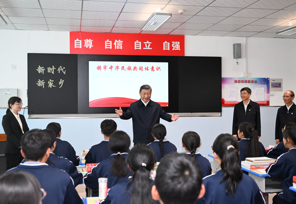 6月18日至19日，中共中央总书记、国家主席、中央军委主席习近平在青海考察。这是18日下午，习近平在果洛西宁民族中学高一（1）班观摩“新时代、新家乡”主题思政课时，同学生亲切交流。 新华社记者 谢环驰 摄.jpg