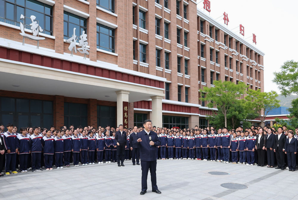 6月18日至19日，中共中央总书记、国家主席、中央军委主席习近平在青海考察。这是18日下午，习近平在果洛西宁民族中学考察时，同师生们亲切交流。 新华社记者 鞠鹏 摄.jpg