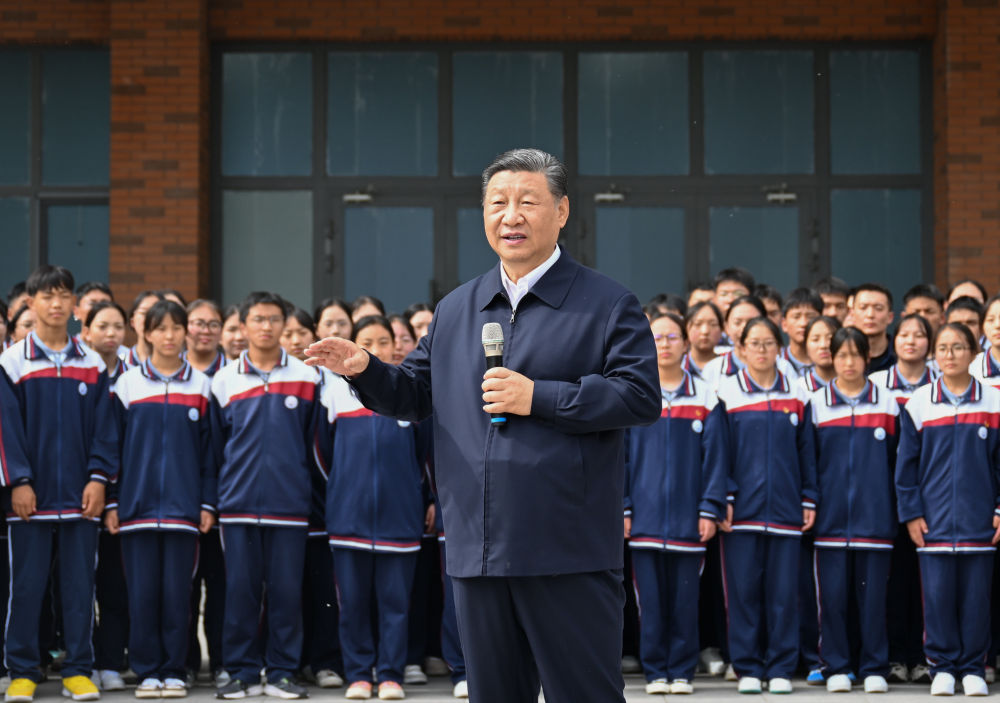 6月18日至19日，中共中央总书记、国家主席、中央军委主席习近平在青海考察。这是18日下午，习近平在果洛西宁民族中学考察时，同师生们亲切交流。 新华社记者 谢环驰 摄.jpg