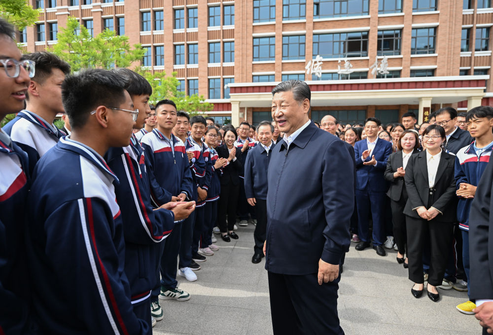 6月18日至19日，中共中央总书记、国家主席、中央军委主席习近平在青海考察。这是18日下午，习近平在果洛西宁民族中学考察时，同师生们亲切交流。 新华社记者 谢环驰 摄2.jpg