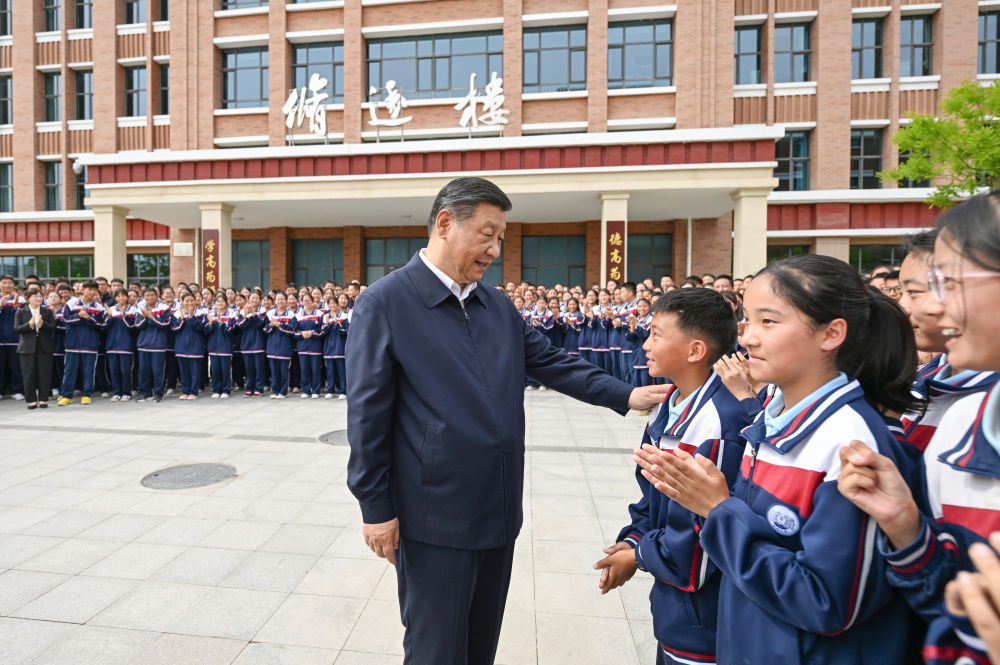 6月18日至19日，中共中央总书记、国家主席、中央军委主席习近平在青海考察。这是18日下午，习近平在果洛西宁民族中学考察时，同师生们亲切交流。 新华社记者 谢环驰 摄3.jpg