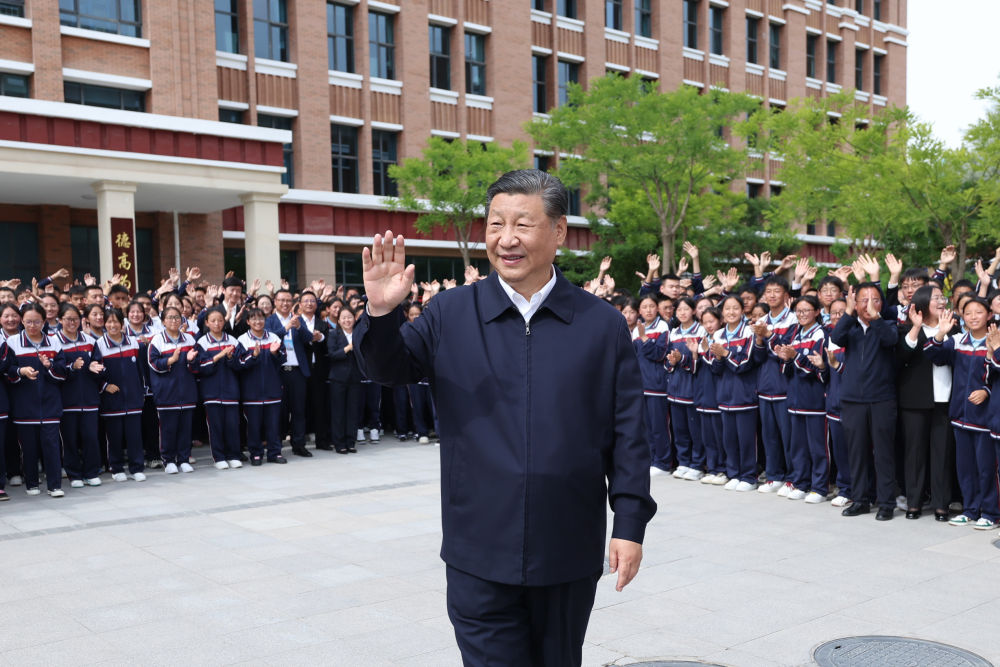 6月18日至19日，中共中央总书记、国家主席、中央军委主席习近平在青海考察。这是18日下午，习近平在果洛西宁民族中学考察时，向师生们挥手致意。 新华社记者 鞠鹏 摄.jpg