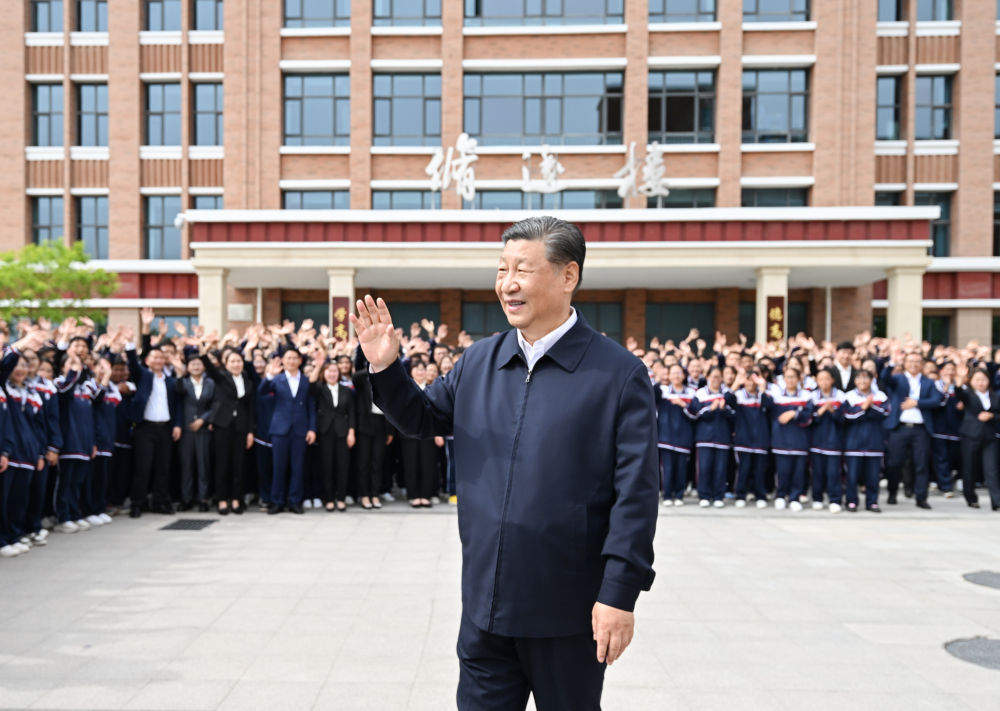 6月18日至19日，中共中央总书记、国家主席、中央军委主席习近平在青海考察。这是18日下午，习近平在果洛西宁民族中学考察时，向师生们挥手致意。 新华社记者 谢环驰 摄.jpg