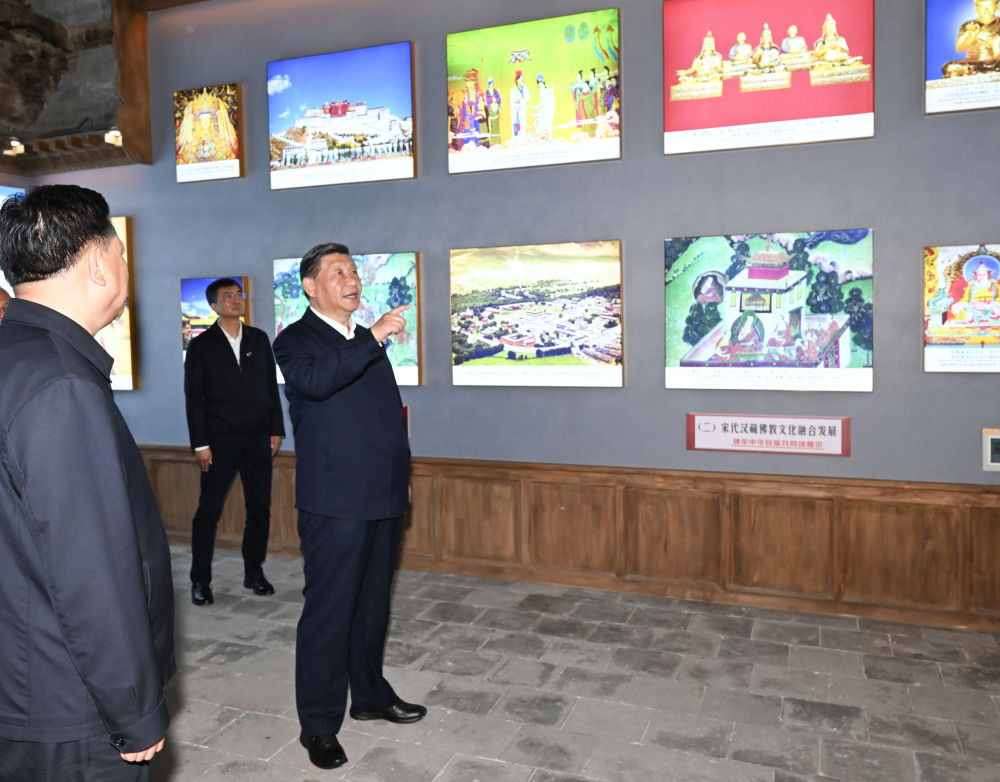 6月18日至19日，中共中央总书记、国家主席、中央军委主席习近平在青海考察。这是18日下午，习近平在位于西宁市城中区的宏觉寺考察。 新华社记者 谢环驰 摄3.jpg