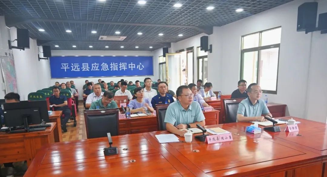 周小勇主持召开全县防汛防台风视频调度会议：以“时时放心不下”的责任感抓实抓细防汛防台风工作.jpg