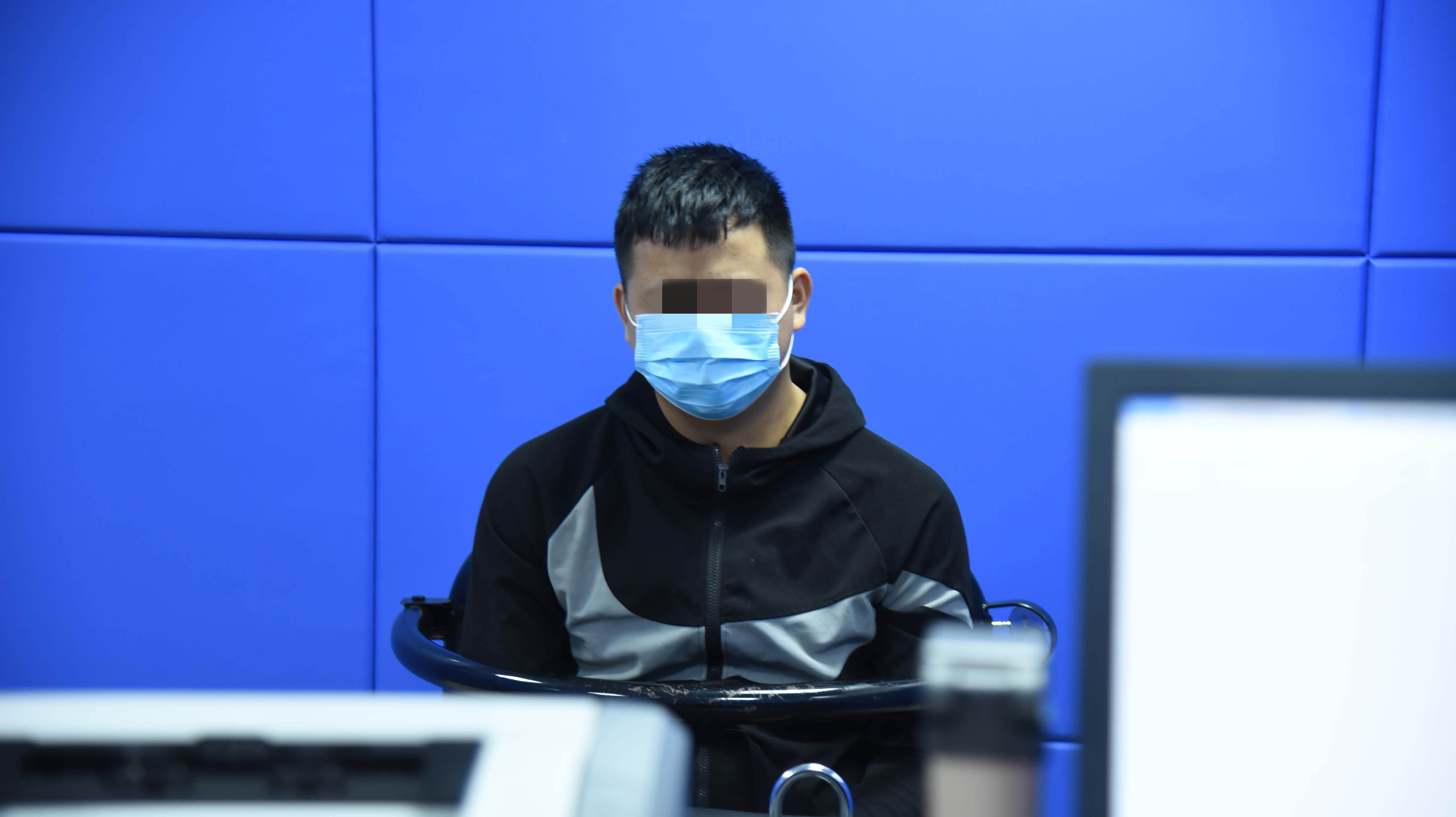 嫌疑人在询问室.JPG